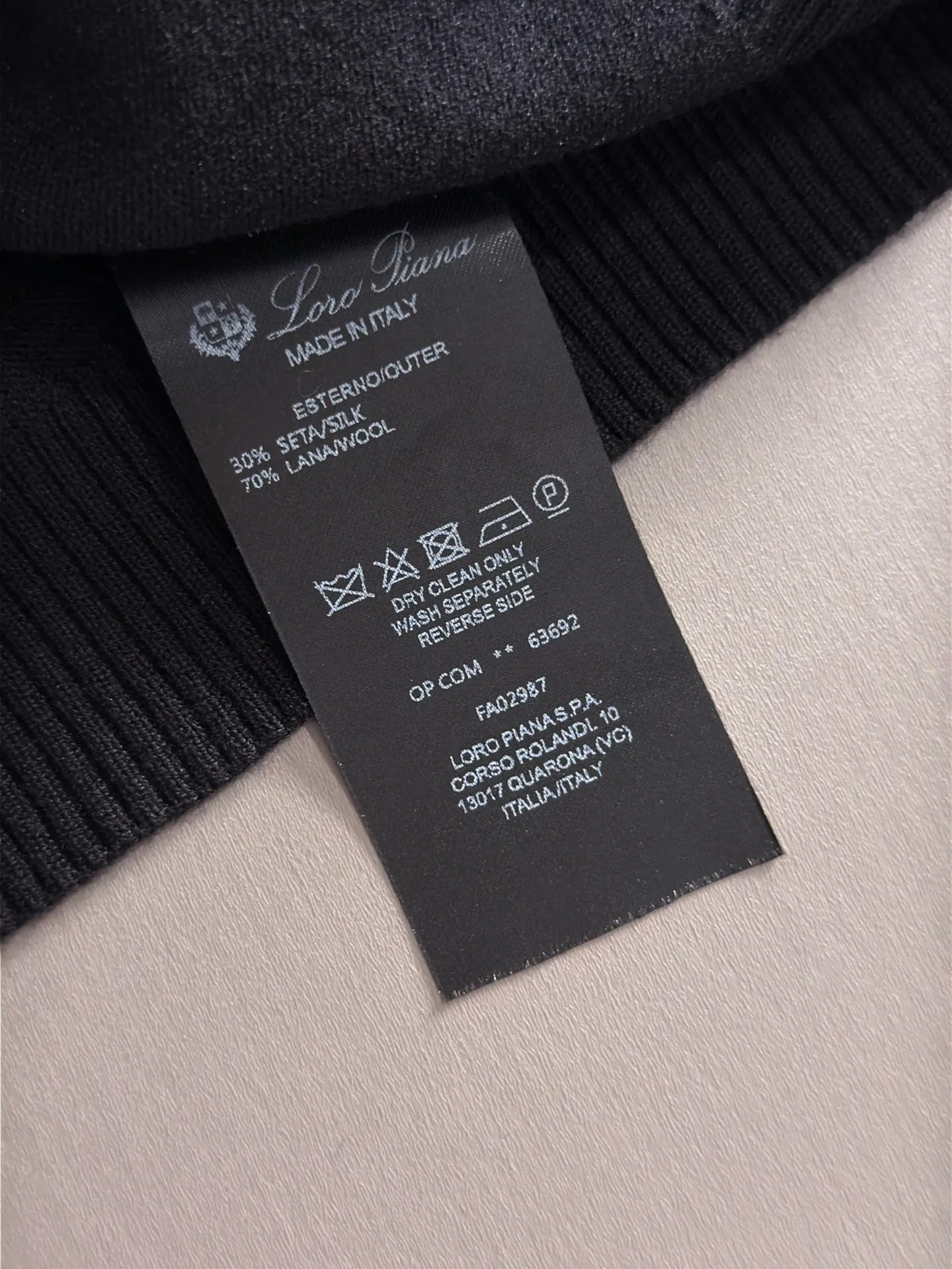 LP high quality Loro Piana 26ss New Arrival men's short-sleeved knitted T-shirt. Made of combed cotton yarn knitted cotton fabric, no pressure when entering and exiting the counter. Exclusive control of raw materials. It feels substantial when weighed, and the upper body is more textured than ordinary T-shirts. This texture can handle the weather easily and is suitable for both hot and cold! Loose fit design, looks noble. The only correct version is available Size: M to 4XL